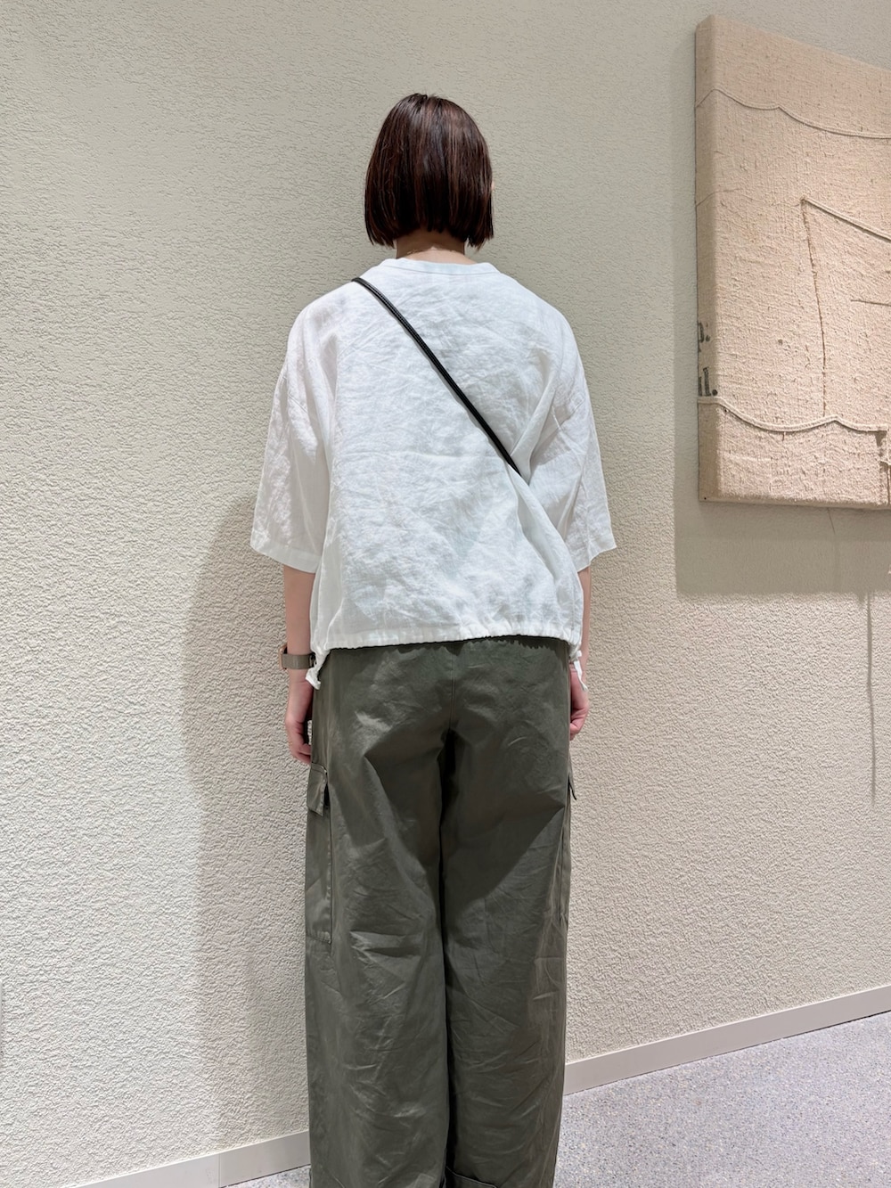 ホワイト系のシャツ/ブラウス、グリーン系のその他パンツ、ブラック系のショルダーバッグを着用したレディースの夏コーディネートの4枚目の写真