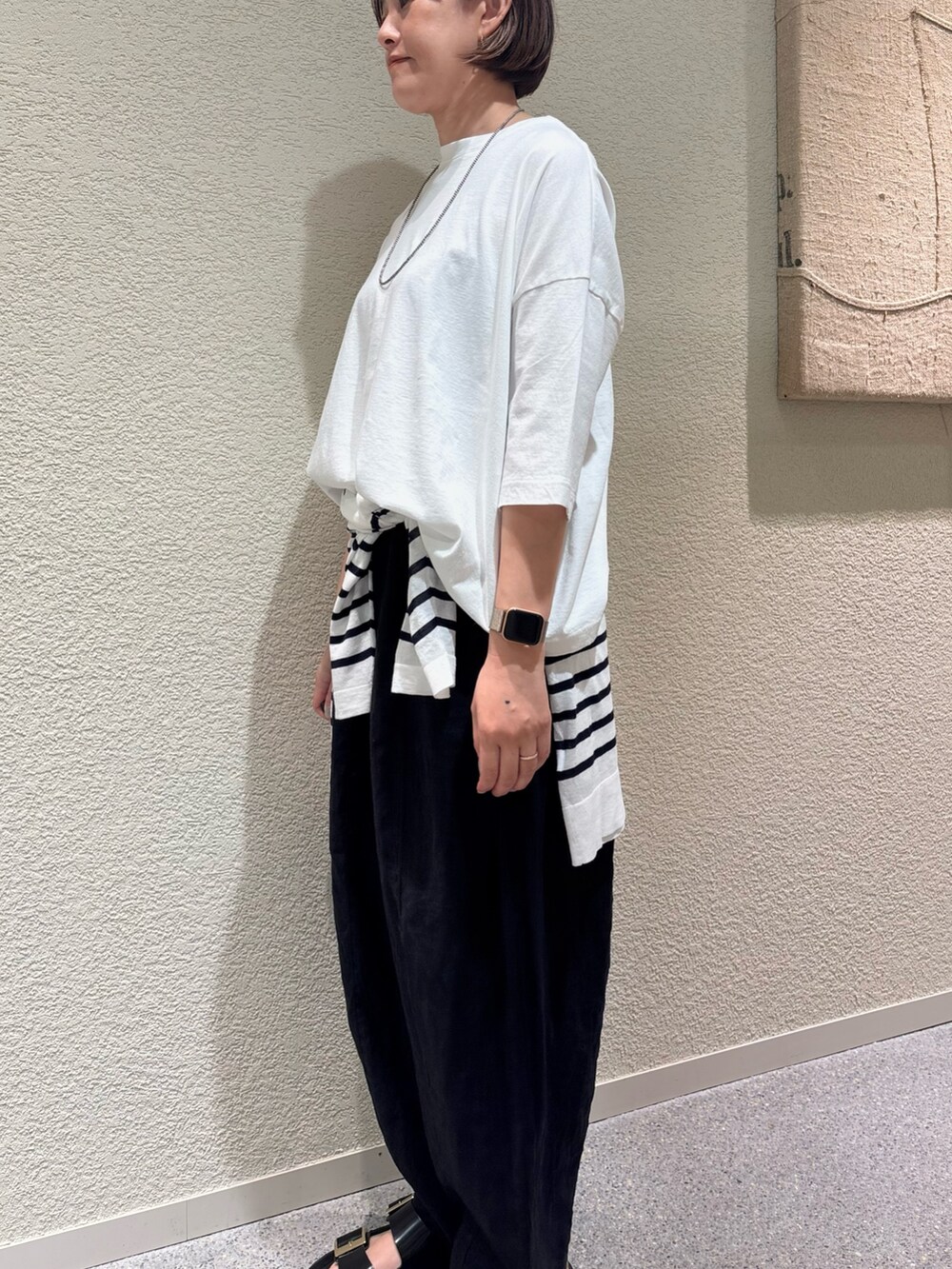 ホワイト系のTシャツ/カットソー、ホワイト系のニット/セーター、ブラック系のその他パンツを着用したレディースの夏コーディネートの4枚目の写真
