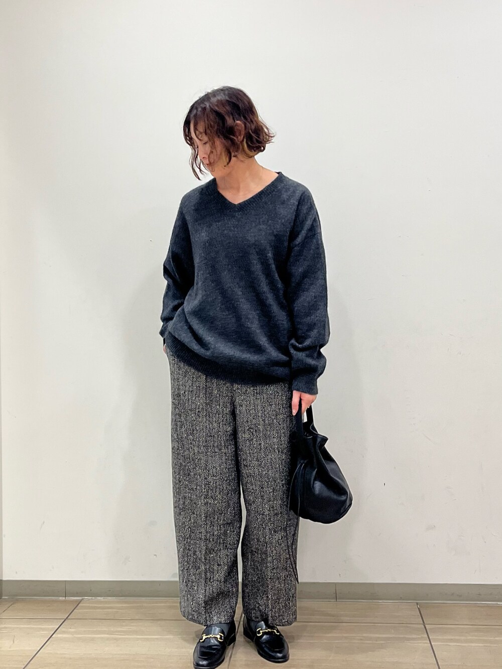 グレー系のその他パンツ、グレー系のニット/セーター、ブラック系のその他雑貨を着用したレディースの秋コーディネートの3枚目の写真