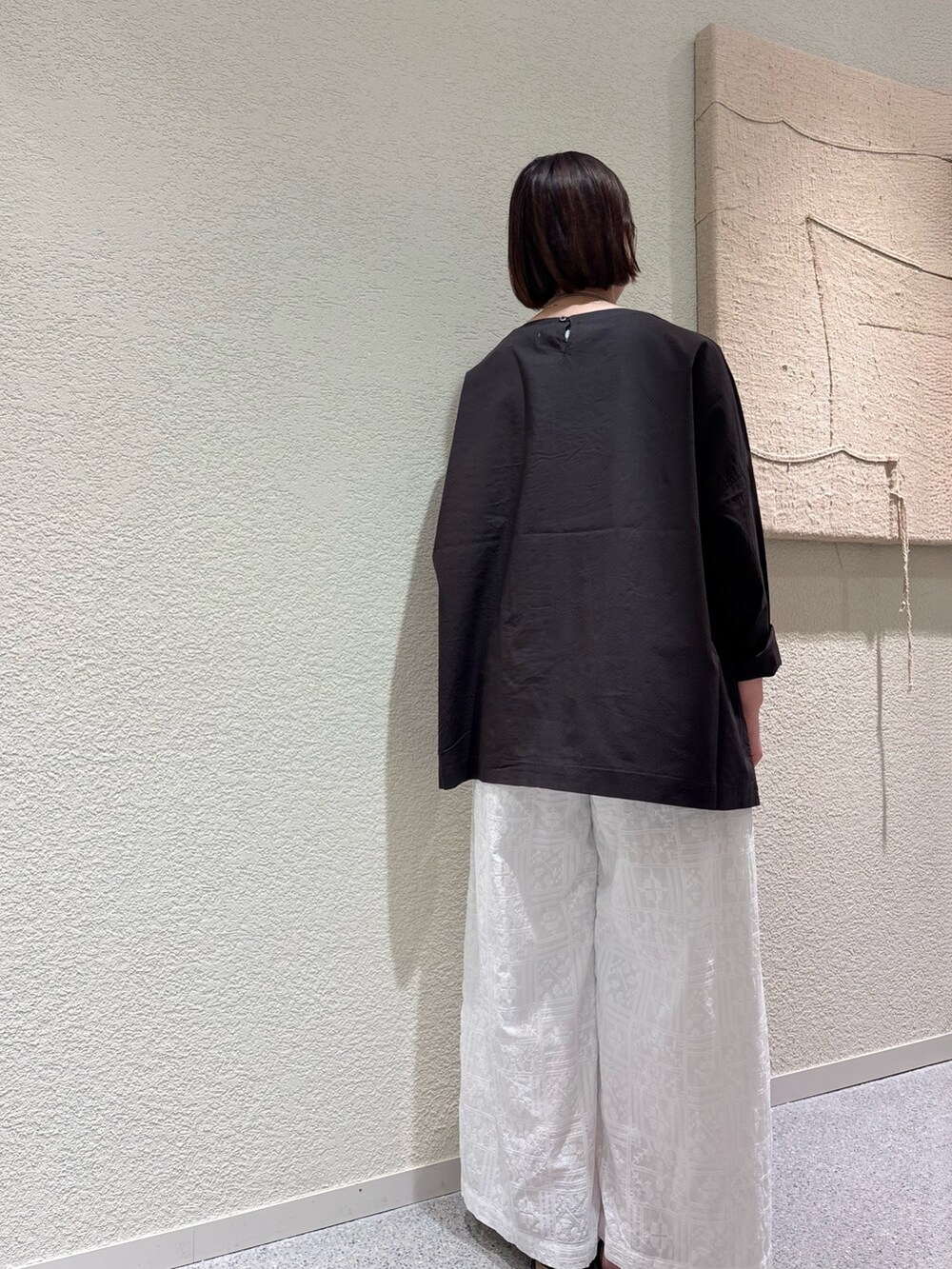 ブラック系のシャツ/ブラウス、ホワイト系のその他パンツ、シルバー系のネックレスを着用したレディースの夏コーディネートの4枚目の写真
