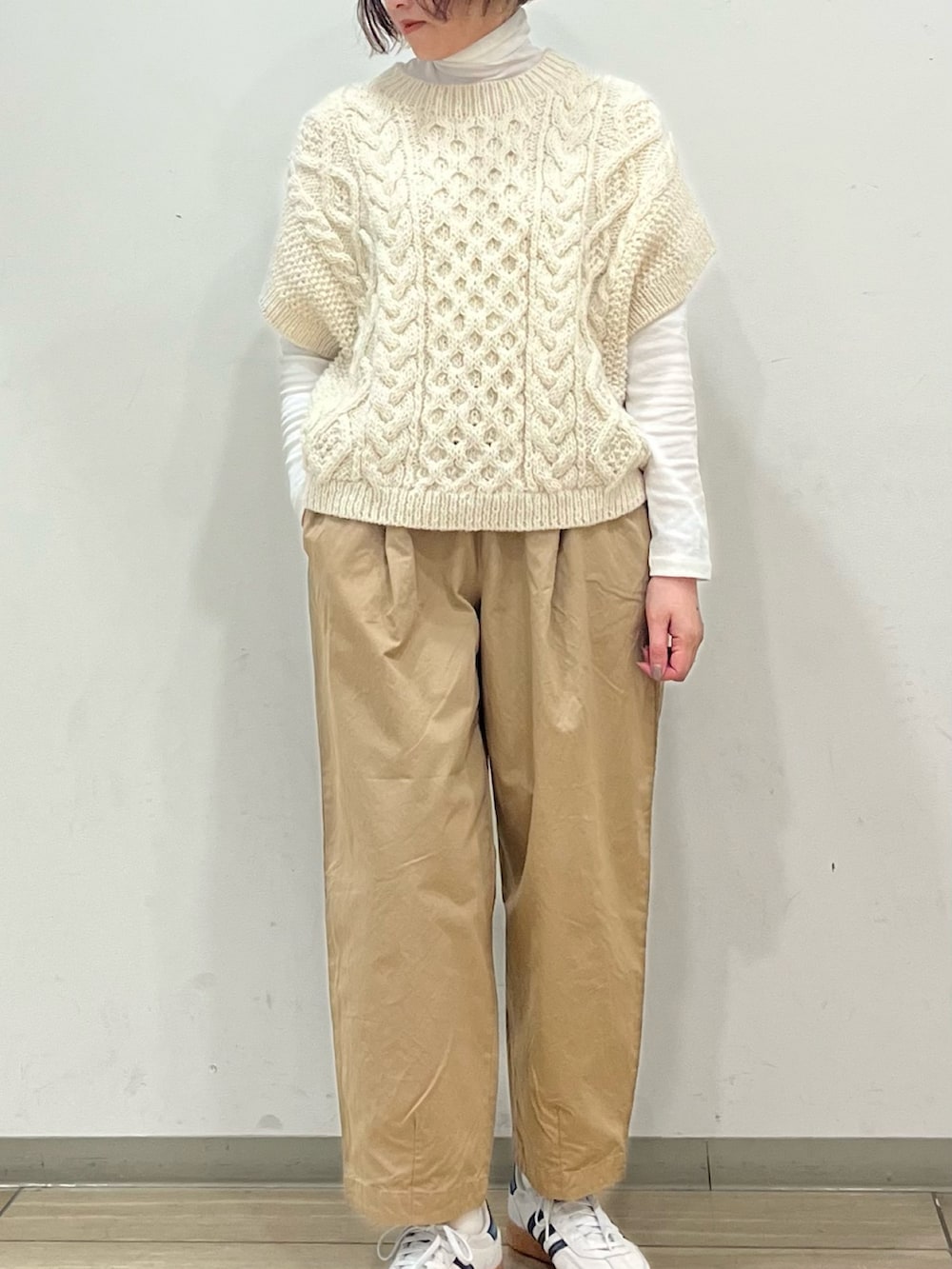 ホワイト系のニット/セーター、パープル系のその他パンツ、ホワイト系のTシャツ/カットソーを着用したレディースの秋コーディネートの6枚目の写真