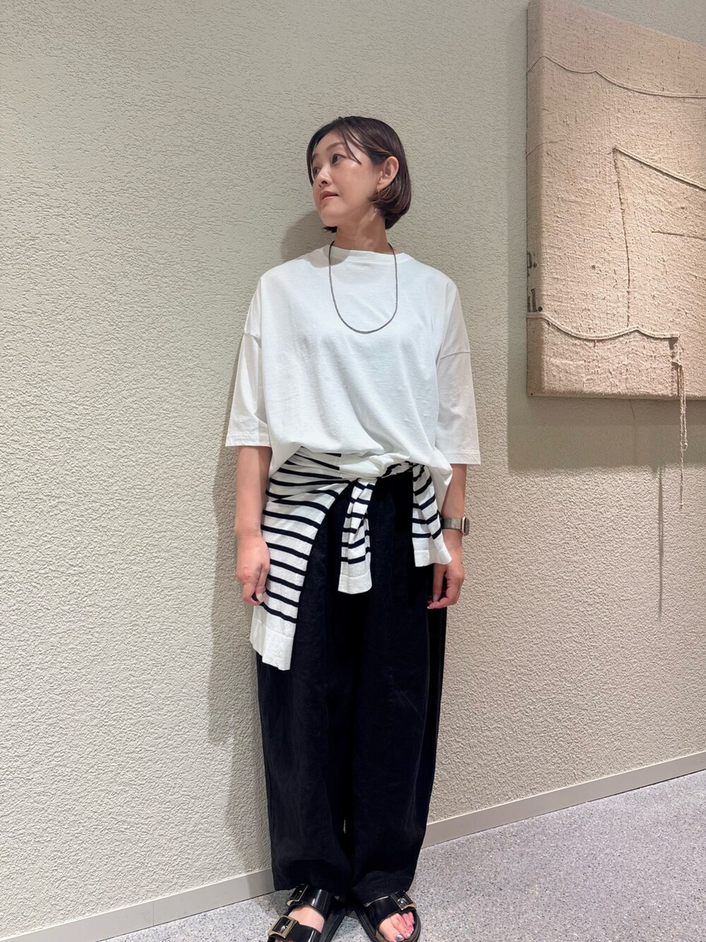 ホワイト系のTシャツ/カットソー、ホワイト系のニット/セーター、ブラック系のその他パンツを着用したレディースの夏コーディネートの2枚目の写真
