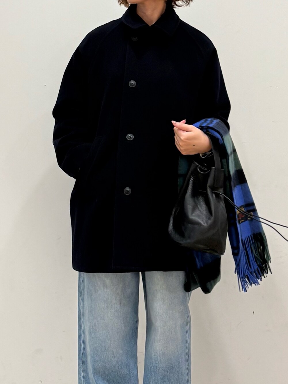 ブルー系のピーコート、その他のカーディガン/ボレロ、ブルー系のデニムパンツを着用したレディースの秋コーディネートの5枚目の写真