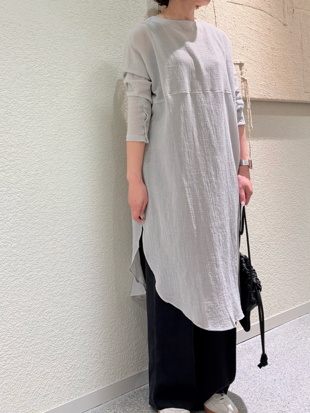 ブラック系のその他パンツ、ブラック系のショルダーバッグを着用したレディースの春コーディネートの4枚目の写真