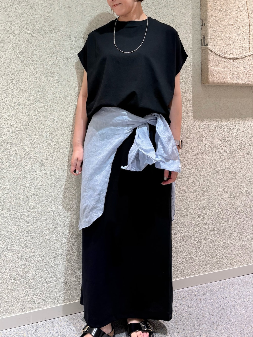 ブルー系のシャツ/ブラウス、ブラック系のスカート、ブラック系のTシャツ/カットソーを着用したレディースの夏コーディネートの6枚目の写真