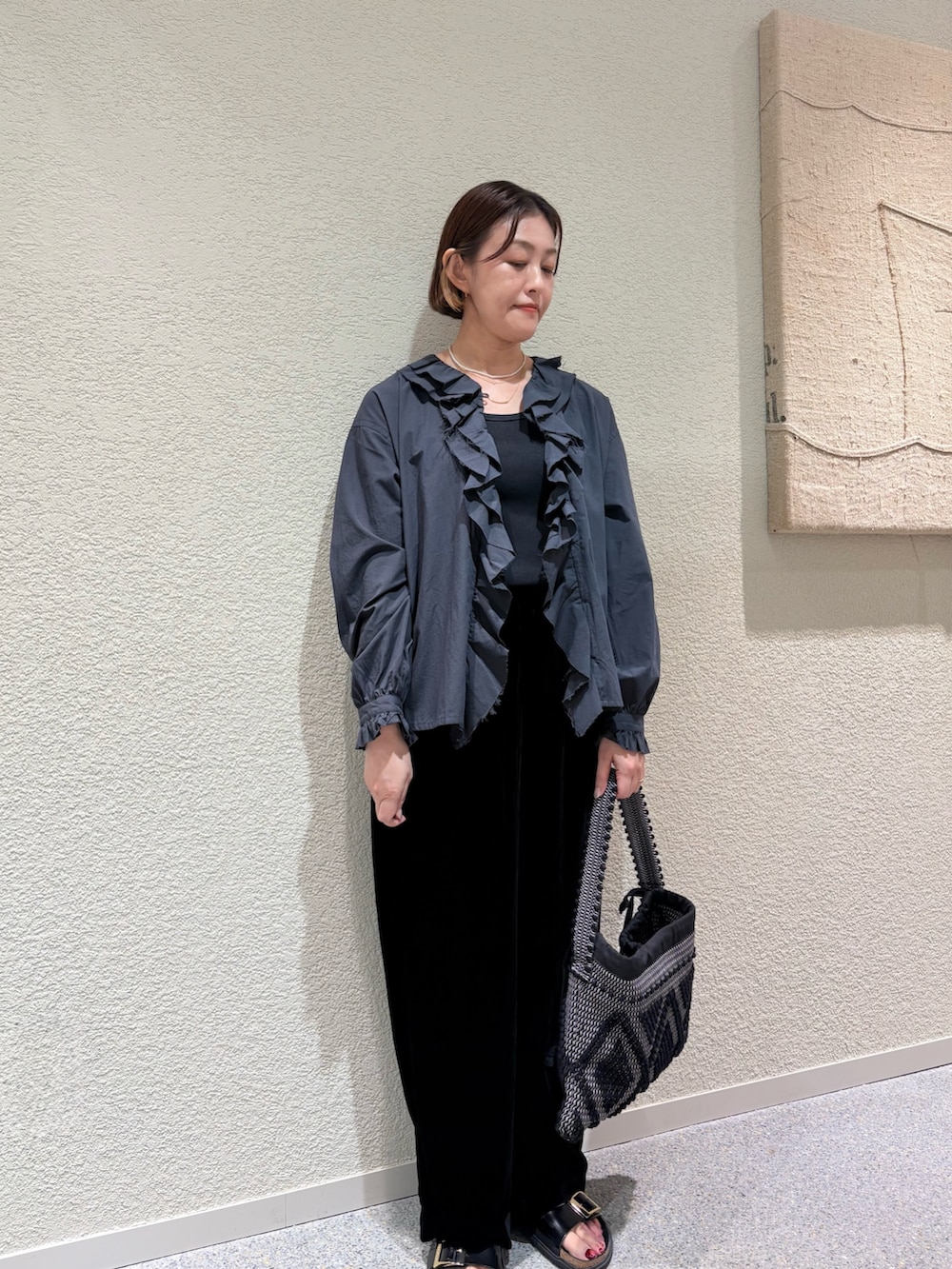 ブラック系のその他パンツ、ブラック系のショルダーバッグを着用したレディースの夏コーディネートの2枚目の写真