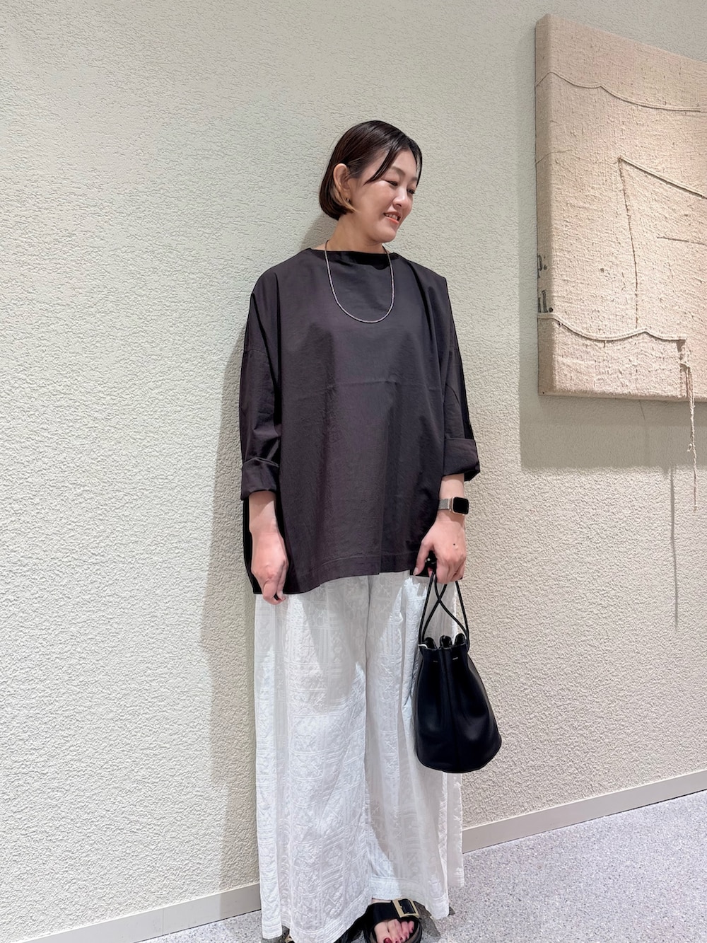 ブラック系のシャツ/ブラウス、ホワイト系のその他パンツ、シルバー系のネックレスを着用したレディースの夏コーディネートの2枚目の写真
