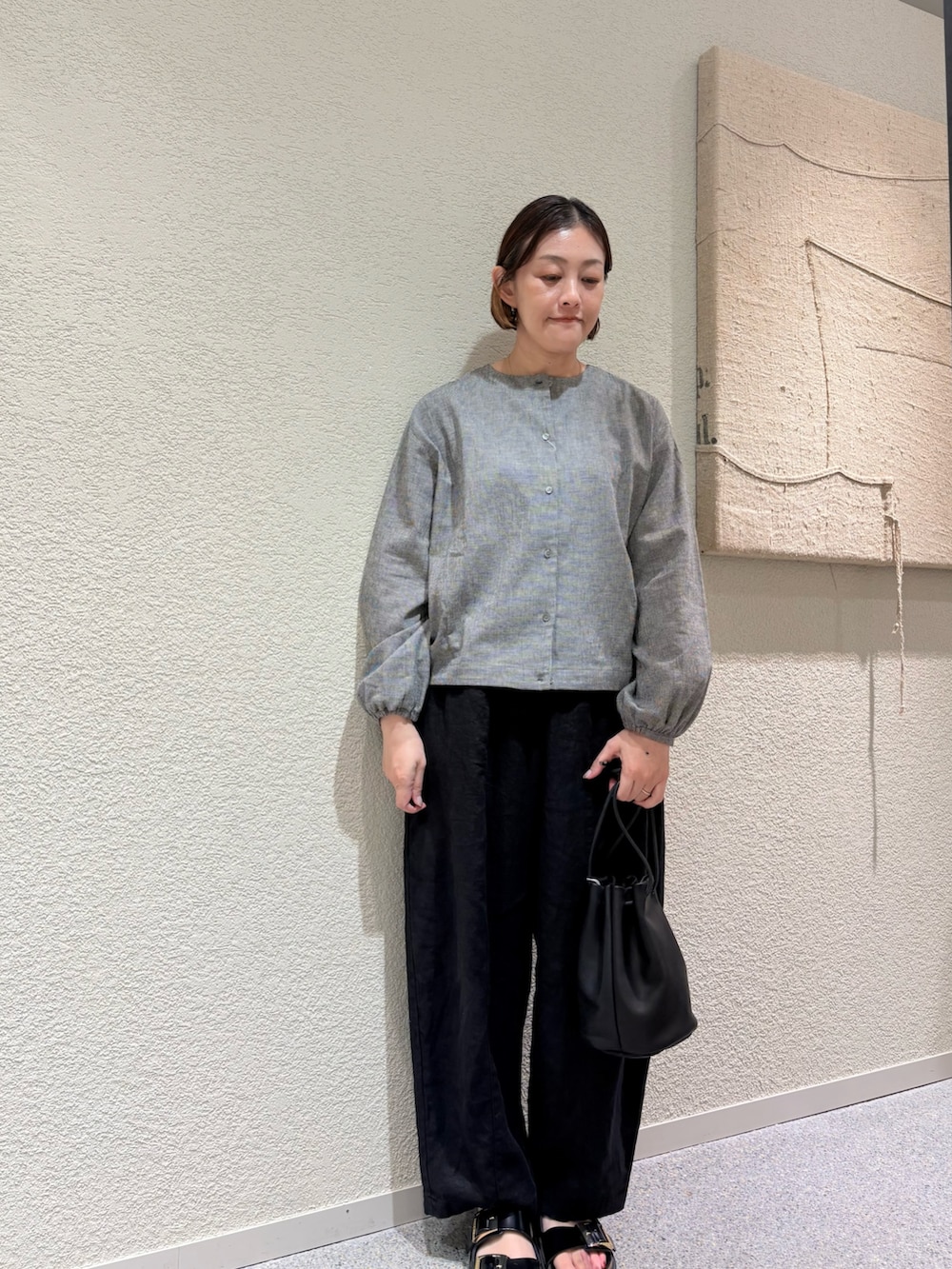 ホワイト系のカーディガン/ボレロ、ブラック系のその他パンツ、ブラック系のその他雑貨を着用したレディースの夏コーディネートの2枚目の写真