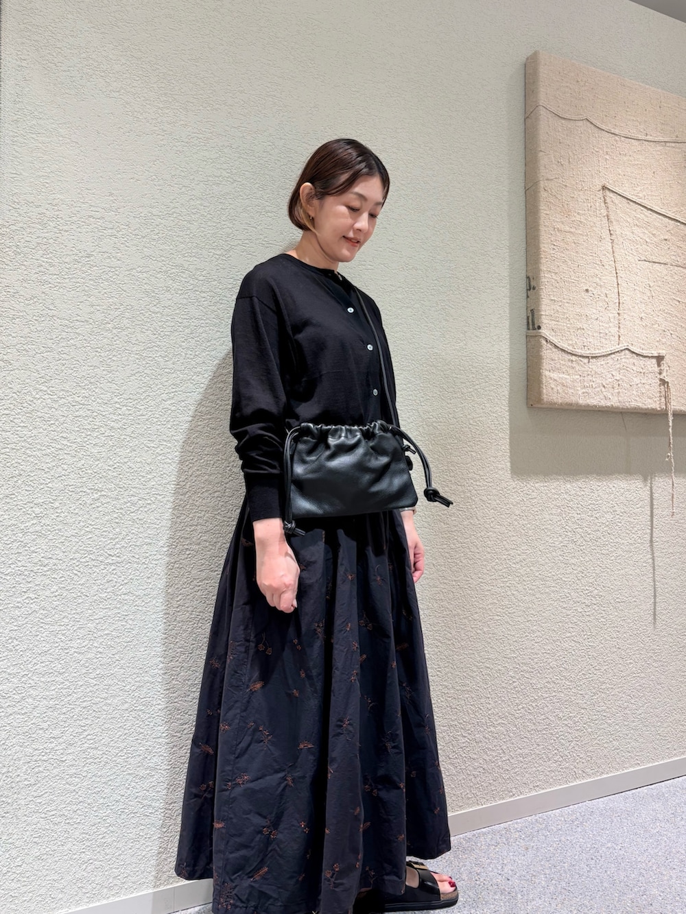 ブラック系のカーディガン/ボレロ、ブラック系のスカート、ブラック系のショルダーバッグを着用したレディースの夏コーディネートの3枚目の写真