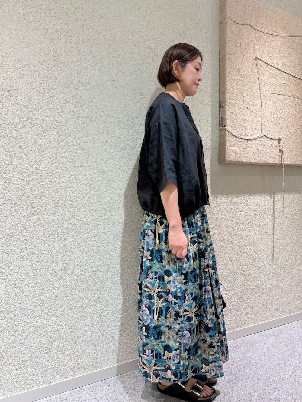 ブラック系のシャツ/ブラウス、ブルー系のスカート、ブラック系のショルダーバッグを着用したレディースの夏コーディネートの2枚目の写真