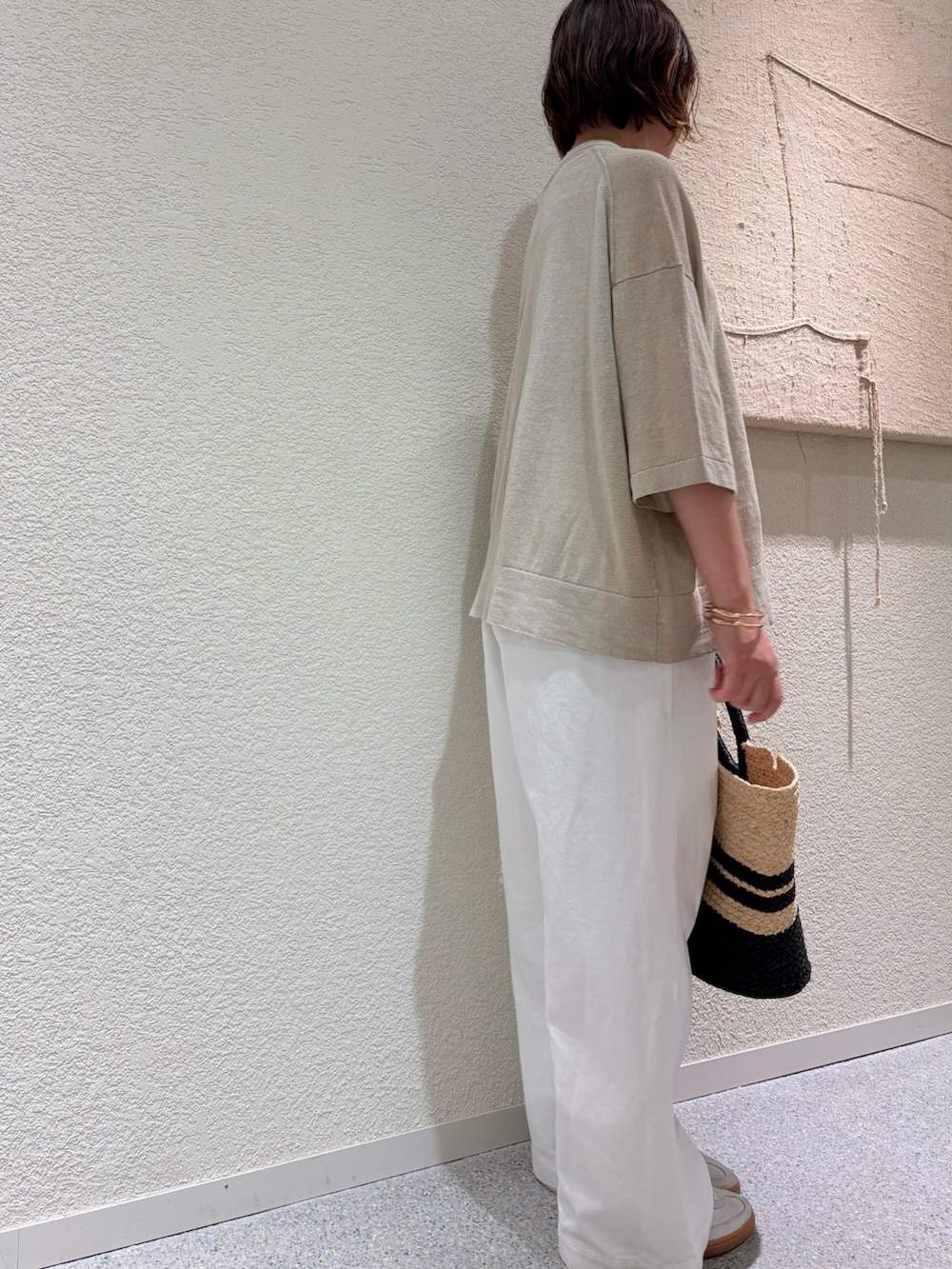 ベージュ系のニット/セーター、ホワイト系のその他パンツ、ブラック系のその他雑貨を着用したレディースの夏コーディネートの6枚目の写真