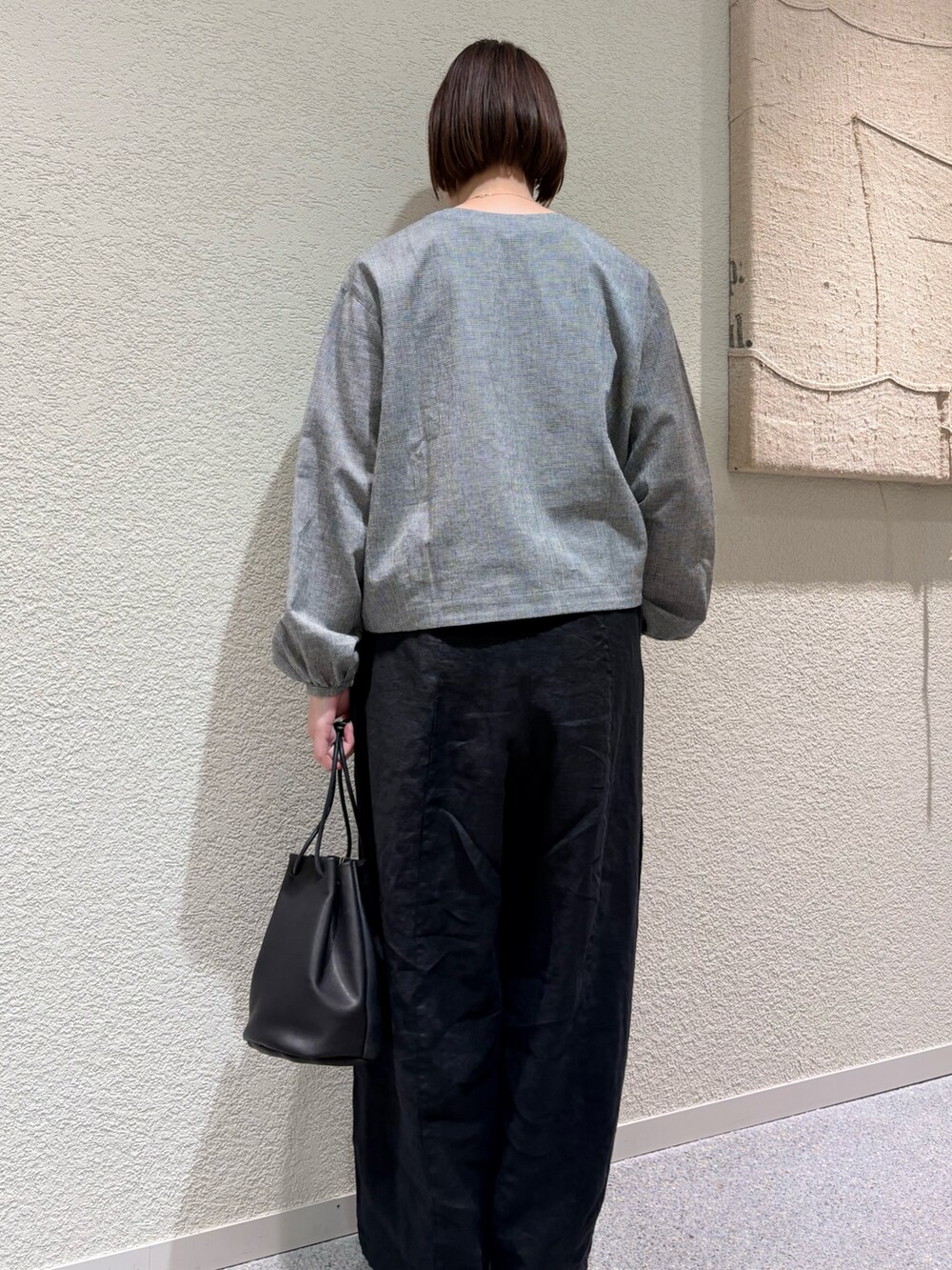 ホワイト系のカーディガン/ボレロ、ブラック系のその他パンツ、ブラック系のその他雑貨を着用したレディースの夏コーディネートの5枚目の写真