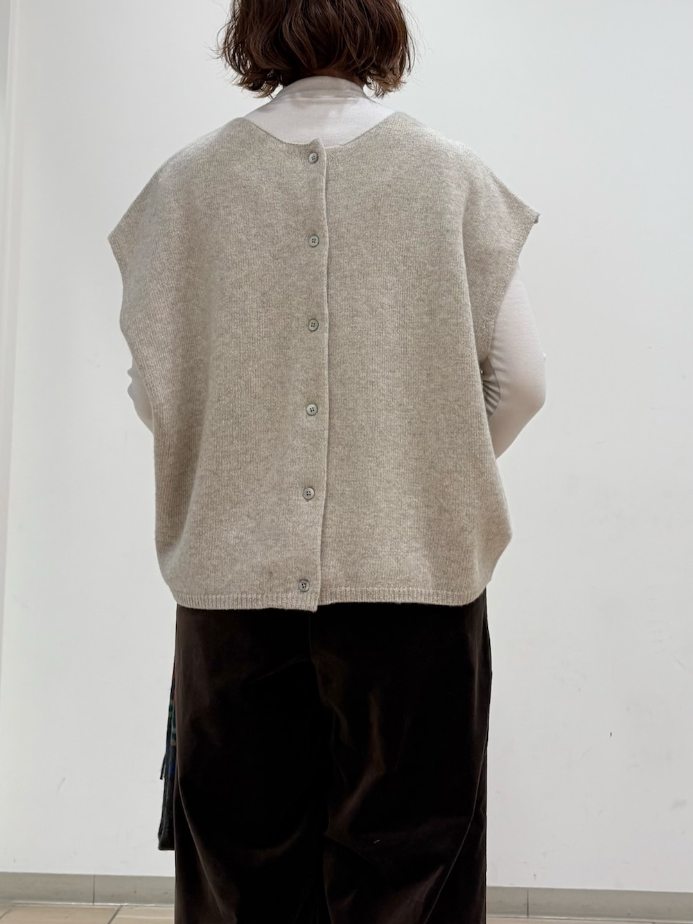 ベージュ系のニット/セーター、グレー系のTシャツ/カットソー、ブラウン系のその他パンツを着用したレディースの冬コーディネートの3枚目の写真