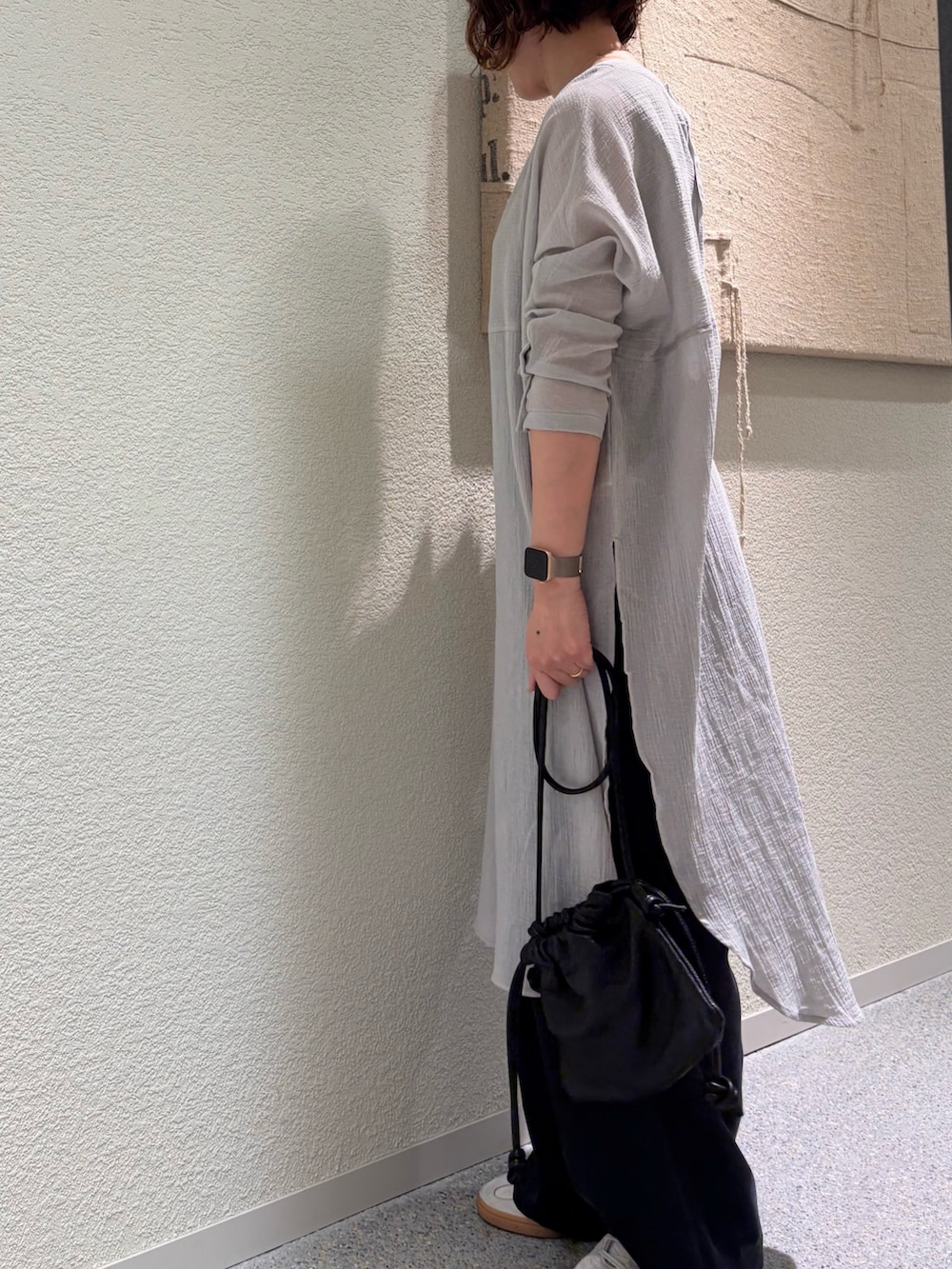 ブラック系のその他パンツ、ブラック系のショルダーバッグを着用したレディースの春コーディネートの5枚目の写真