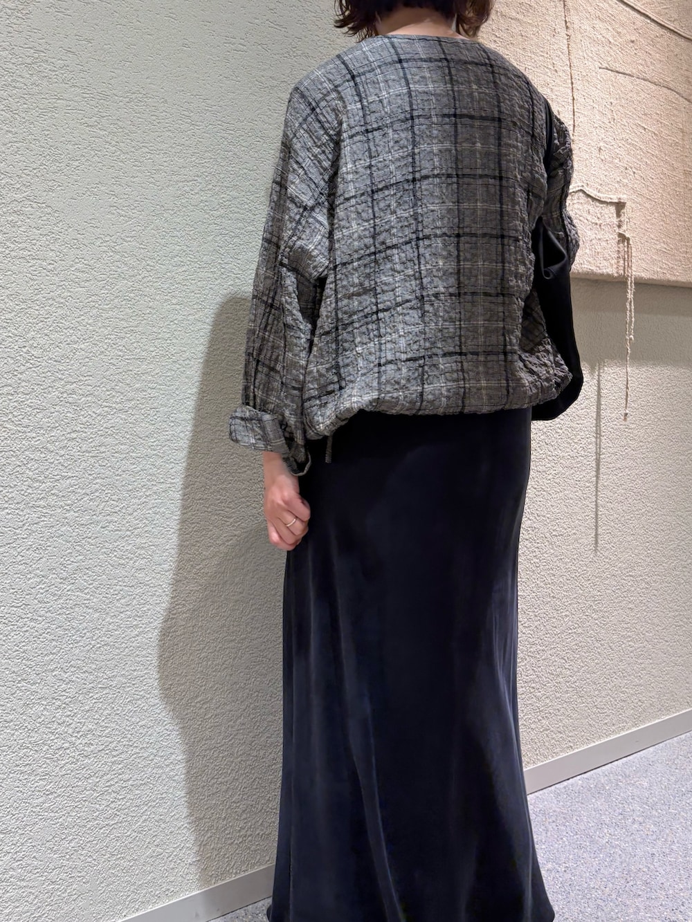 ブラック系のシャツ/ブラウス、ブラック系のトートバッグ、ブラック系のスカートを着用したレディースの春コーディネートの4枚目の写真