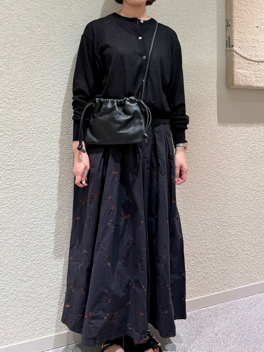 ブラック系のカーディガン/ボレロ、ブラック系のスカート、ブラック系のショルダーバッグを着用したレディースの夏コーディネートの5枚目の写真