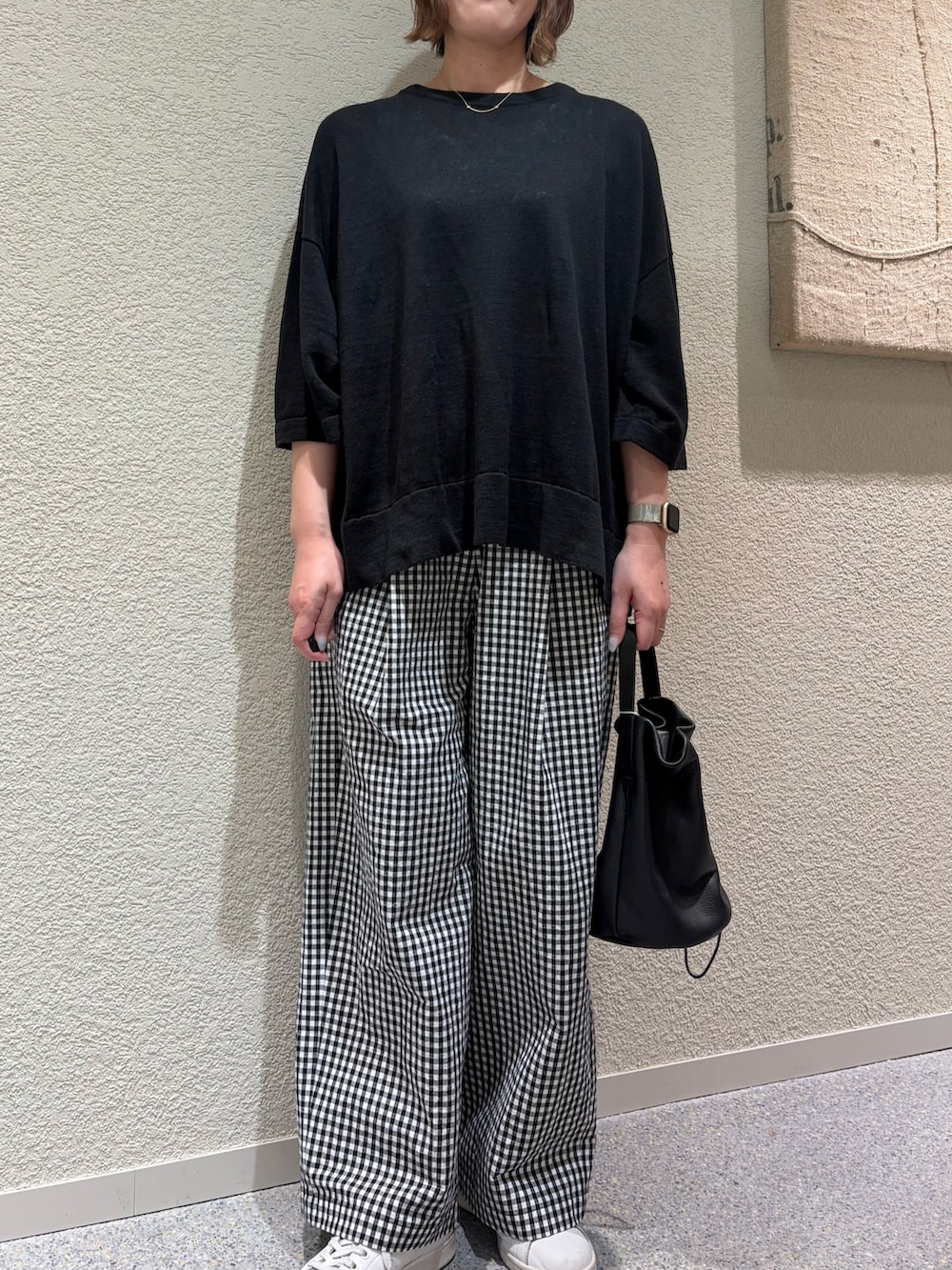 ブラック系のニット/セーター、その他のその他パンツ、ブラック系のその他雑貨を着用したレディースの夏コーディネートの5枚目の写真