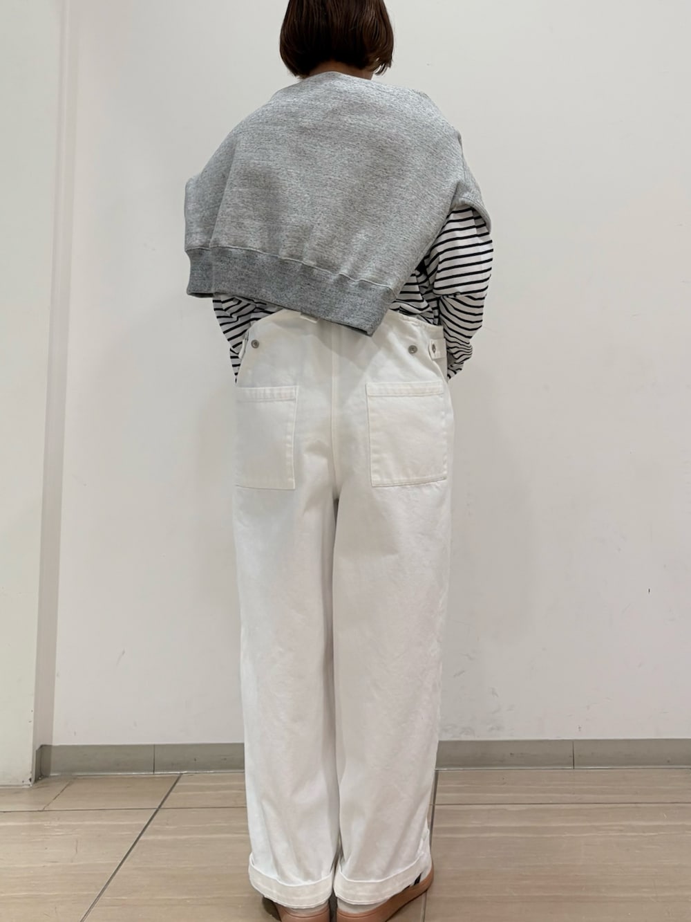 グレー系のスウェット、ホワイト系のサロペット/オーバーオール、ブラック系のTシャツ/カットソーを着用したレディースの冬コーディネートの5枚目の写真