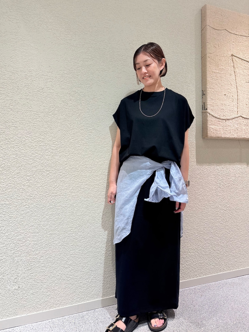 ブルー系のシャツ/ブラウス、ブラック系のスカート、ブラック系のTシャツ/カットソーを着用したレディースの夏コーディネートの2枚目の写真