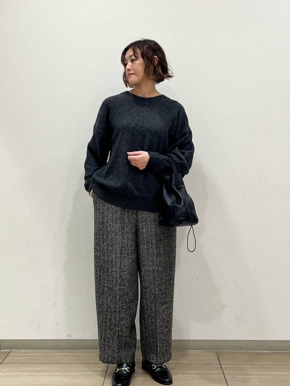グレー系のその他パンツ、グレー系のニット/セーター、ブラック系のその他雑貨を着用したレディースの秋コーディネートの2枚目の写真