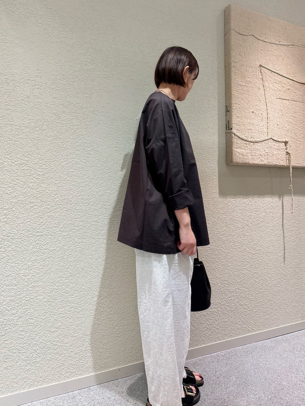 ブラック系のシャツ/ブラウス、ホワイト系のその他パンツ、シルバー系のネックレスを着用したレディースの夏コーディネートの3枚目の写真
