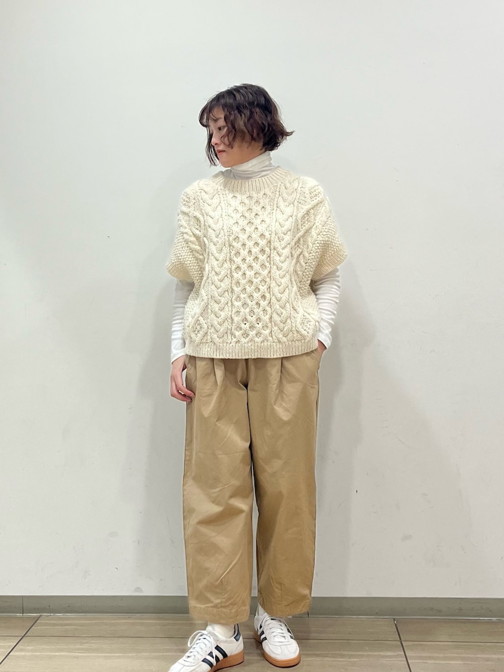 ホワイト系のニット/セーター、パープル系のその他パンツ、ホワイト系のTシャツ/カットソーを着用したレディースの秋コーディネートの2枚目の写真