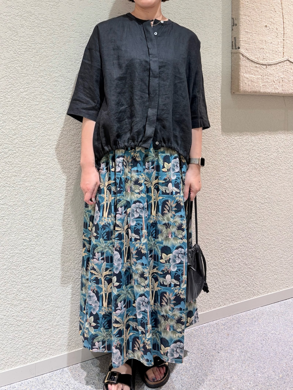 ブラック系のシャツ/ブラウス、ブルー系のスカート、ブラック系のショルダーバッグを着用したレディースの夏コーディネートの4枚目の写真