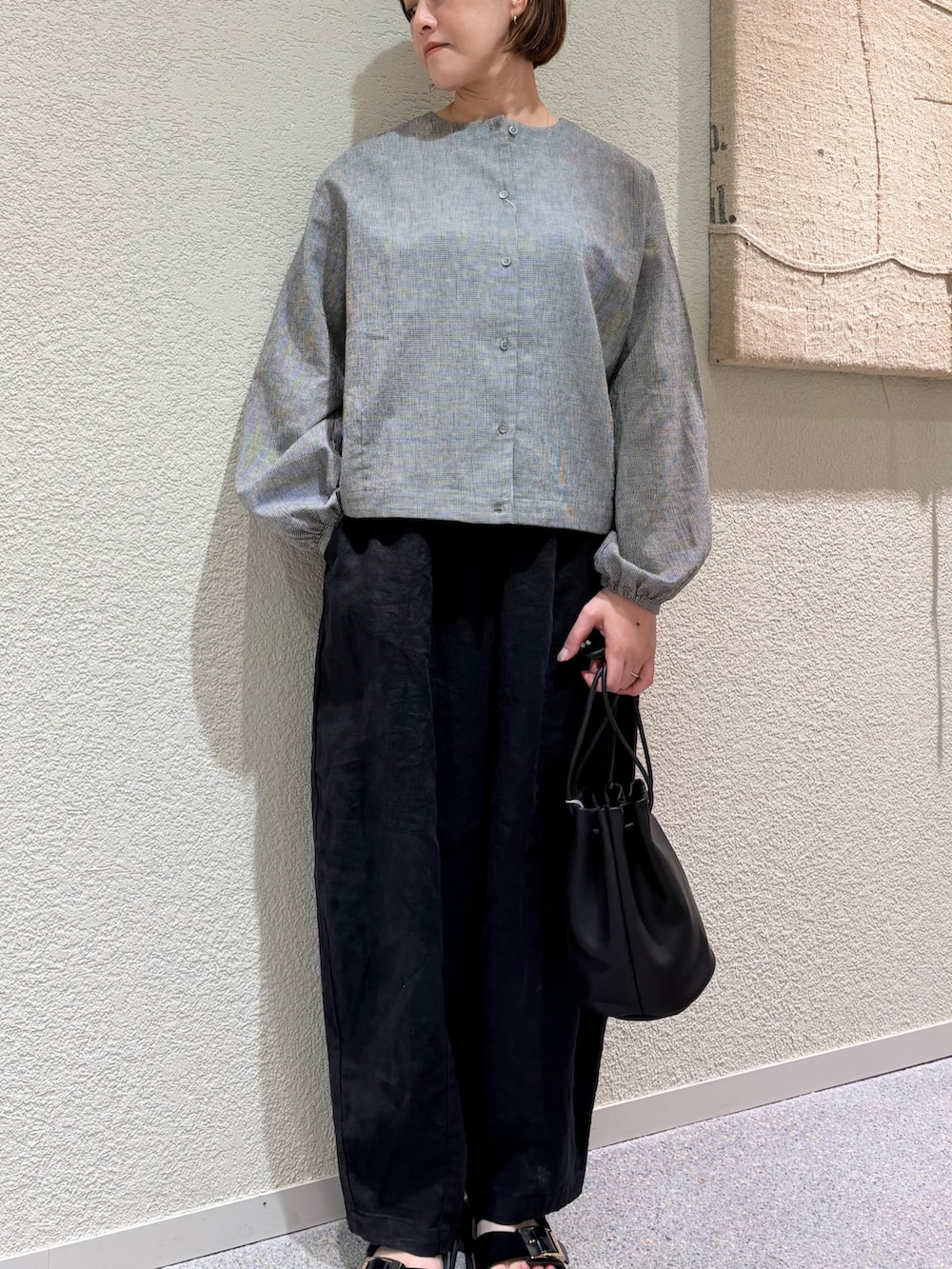 ホワイト系のカーディガン/ボレロ、ブラック系のその他パンツ、ブラック系のその他雑貨を着用したレディースの夏コーディネートの6枚目の写真