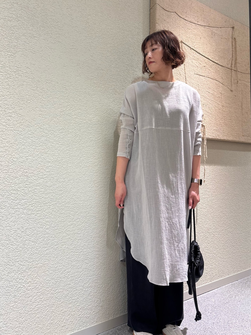 ブラック系のその他パンツ、ブラック系のショルダーバッグを着用したレディースの春コーディネートの2枚目の写真