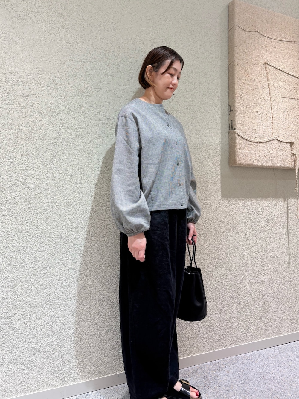 ホワイト系のカーディガン/ボレロ、ブラック系のその他パンツ、ブラック系のその他雑貨を着用したレディースの夏コーディネートの3枚目の写真
