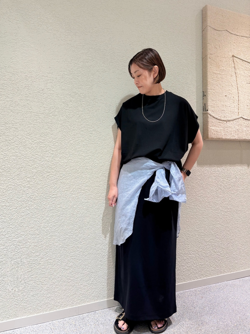 ブルー系のシャツ/ブラウス、ブラック系のスカート、ブラック系のTシャツ/カットソーを着用したレディースの夏コーディネートの3枚目の写真