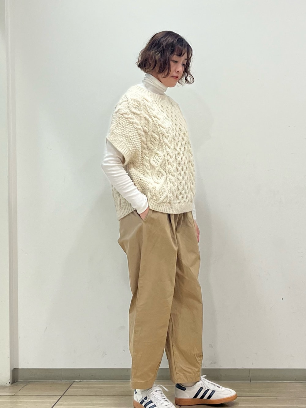 ホワイト系のニット/セーター、パープル系のその他パンツ、ホワイト系のTシャツ/カットソーを着用したレディースの秋コーディネートの4枚目の写真