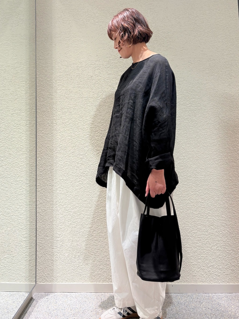 ブラック系のシャツ/ブラウス、ホワイト系のその他パンツ、ブラック系のトートバッグを着用したレディースの春コーディネートの4枚目の写真