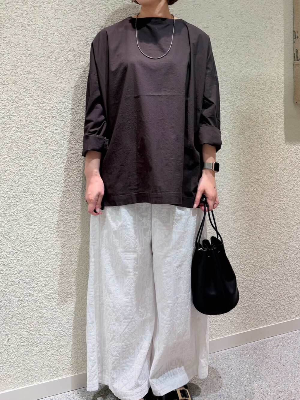 ブラック系のシャツ/ブラウス、ホワイト系のその他パンツ、シルバー系のネックレスを着用したレディースの夏コーディネートの5枚目の写真
