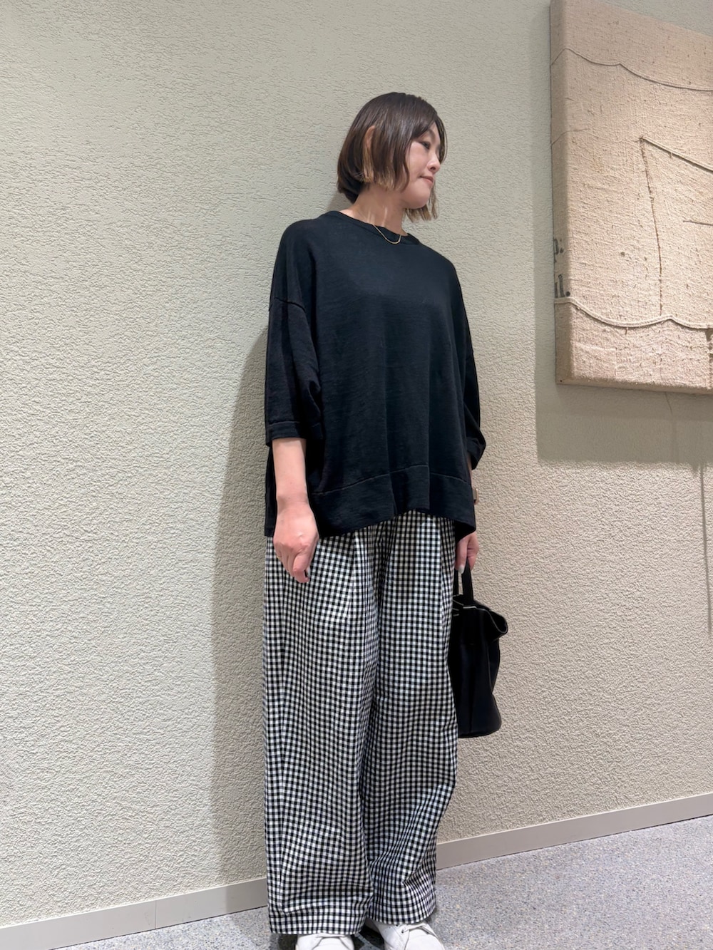 ブラック系のニット/セーター、その他のその他パンツ、ブラック系のその他雑貨を着用したレディースの夏コーディネートの3枚目の写真