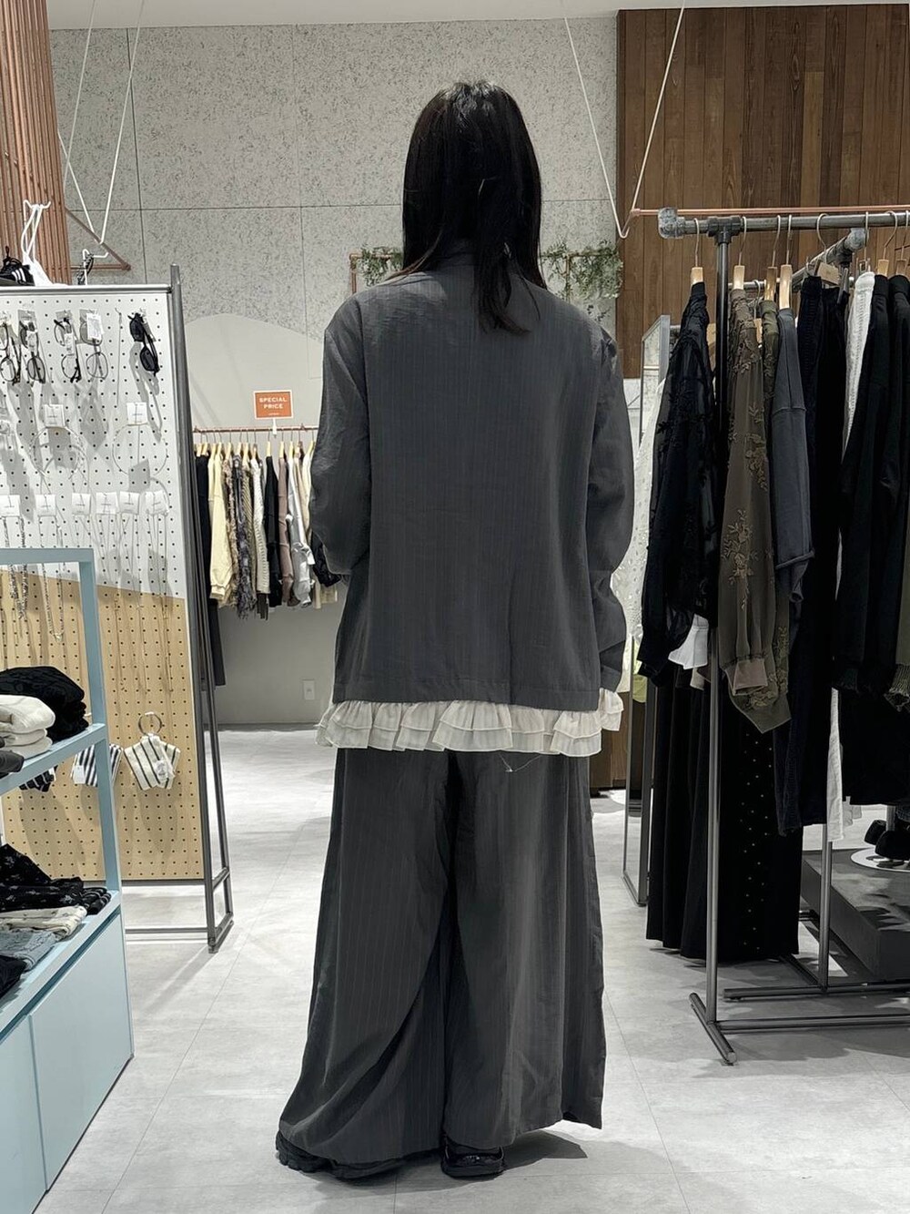 グレー系のその他パンツ、グレー系のテーラードジャケット、グレー系のTシャツ/カットソーを着用したレディースの春コーディネートの4枚目の写真