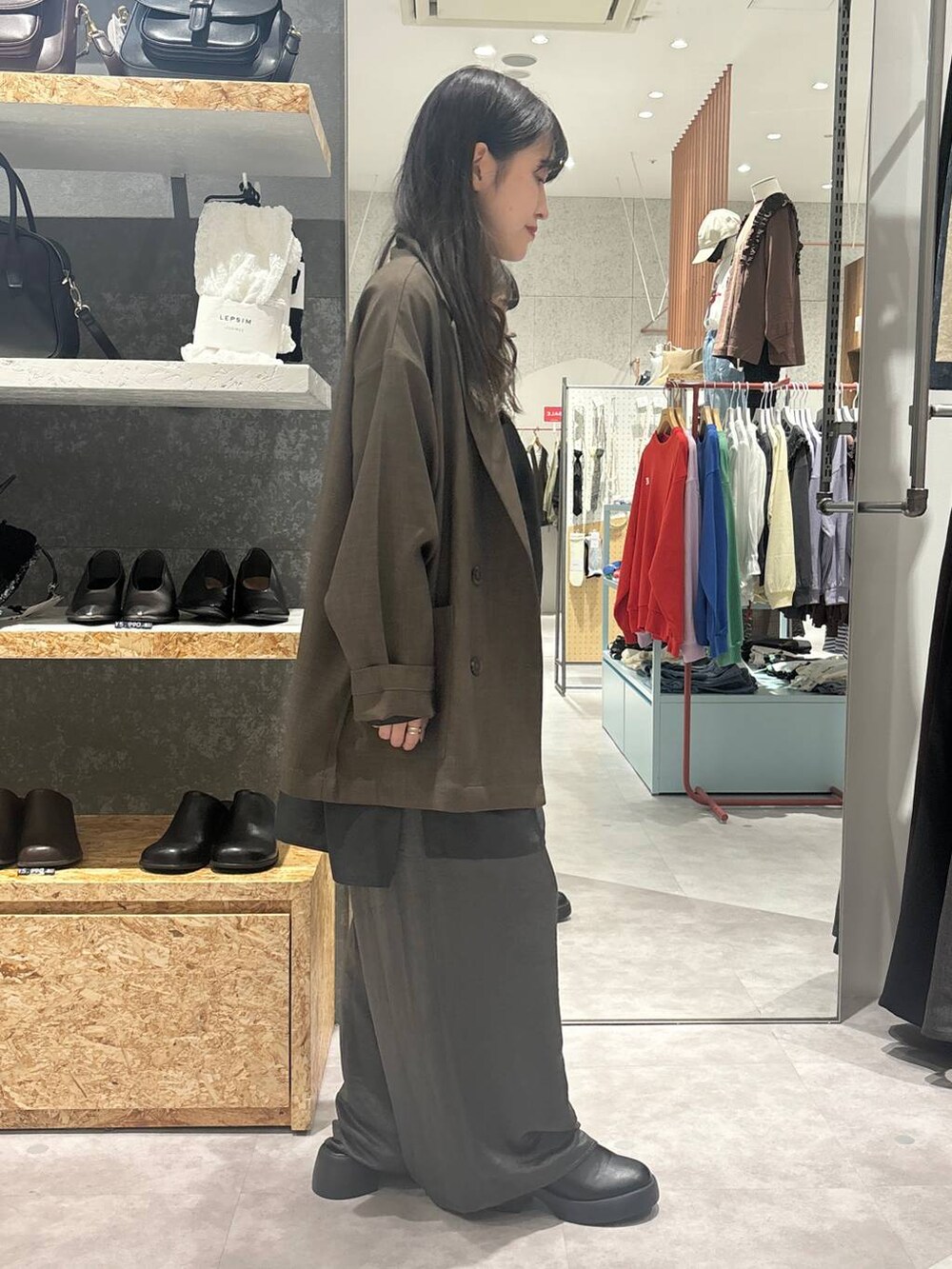 ブラック系のサンダル、グレー系のシャツ/ブラウス、ブラウン系のテーラードジャケットを着用したレディースの冬コーディネートの5枚目の写真