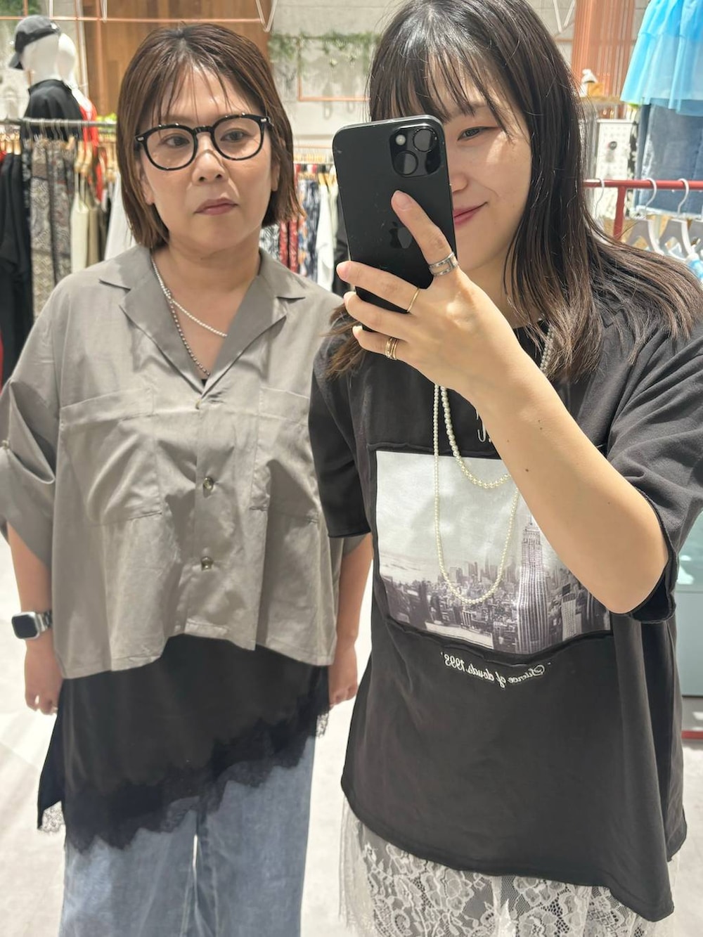 ブルー系のデニムパンツ、ホワイト系のキャミソール、ブラウン系のシャツ/ブラウスを着用したレディースの春コーディネートの2枚目の写真