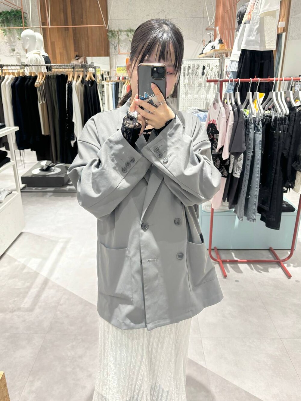 グレー系のテーラードジャケット、ブラック系のTシャツ/カットソー、ホワイト系のマタニティウェア/グッズを着用したレディースの春コーディネートの2枚目の写真