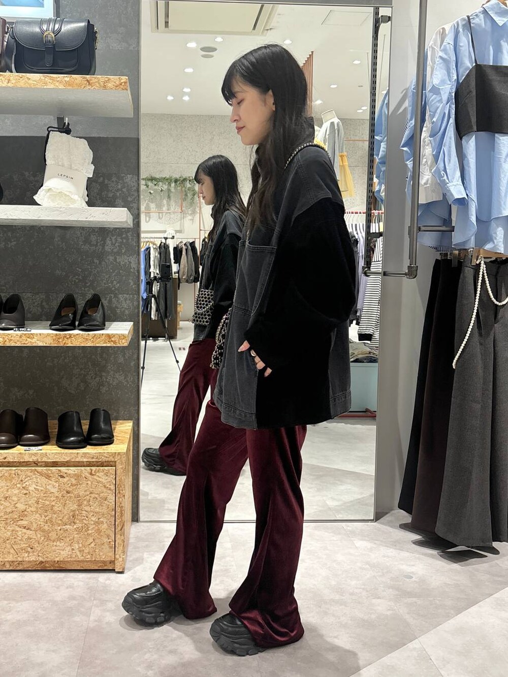 ブラック系のショルダーバッグ、レッド系のその他パンツ、ブラック系のローファーを着用したレディースの秋コーディネートの6枚目の写真