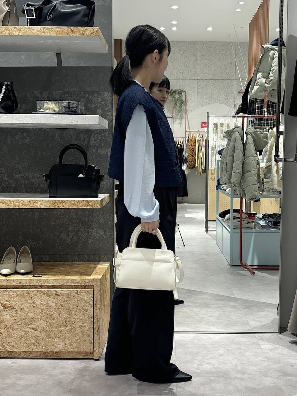 ブルー系のその他パンツ、ブルー系のその他アウター、ブルー系のシャツ/ブラウスを着用したレディースの冬コーディネートの3枚目の写真