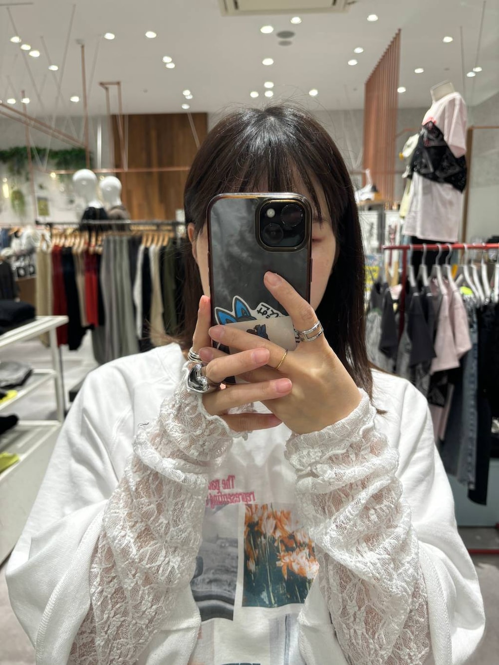 ブラック系のその他パンツ、ホワイト系のTシャツ/カットソー、ホワイト系のマタニティウェア/グッズを着用したレディースの春コーディネートの2枚目の写真