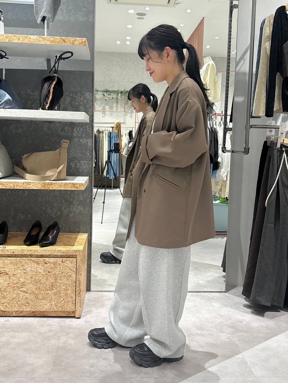 ブラック系のローファー、グレー系のスウェットパンツ、ブラウン系のテーラードジャケットを着用したレディースの秋コーディネートの3枚目の写真