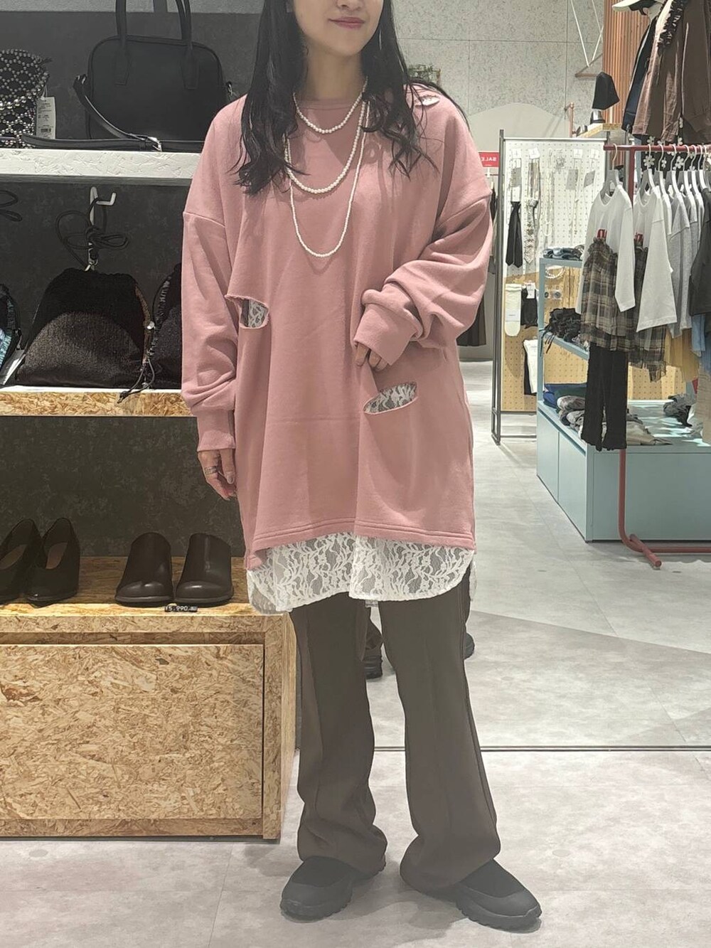 ピンク系のチュニック、ブラウン系のその他パンツ、ブラック系のその他シューズを着用したレディースの秋コーディネートの2枚目の写真