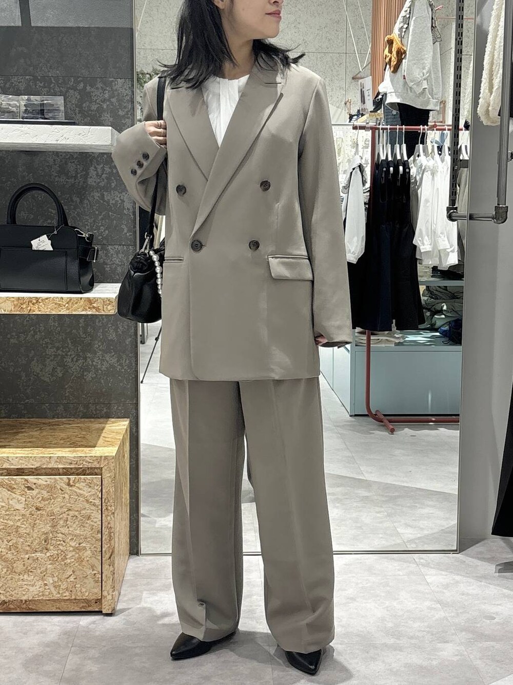 ブラウン系のその他パンツ、ブラウン系のテーラードジャケット、ホワイト系のシャツ/ブラウスを着用したレディースの冬コーディネートの2枚目の写真