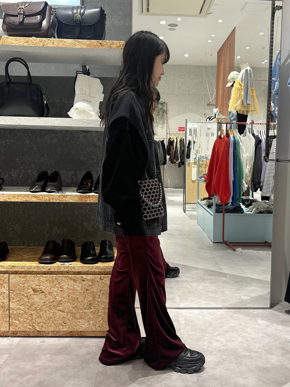 ブラック系のショルダーバッグ、レッド系のその他パンツ、ブラック系のローファーを着用したレディースの秋コーディネートの4枚目の写真