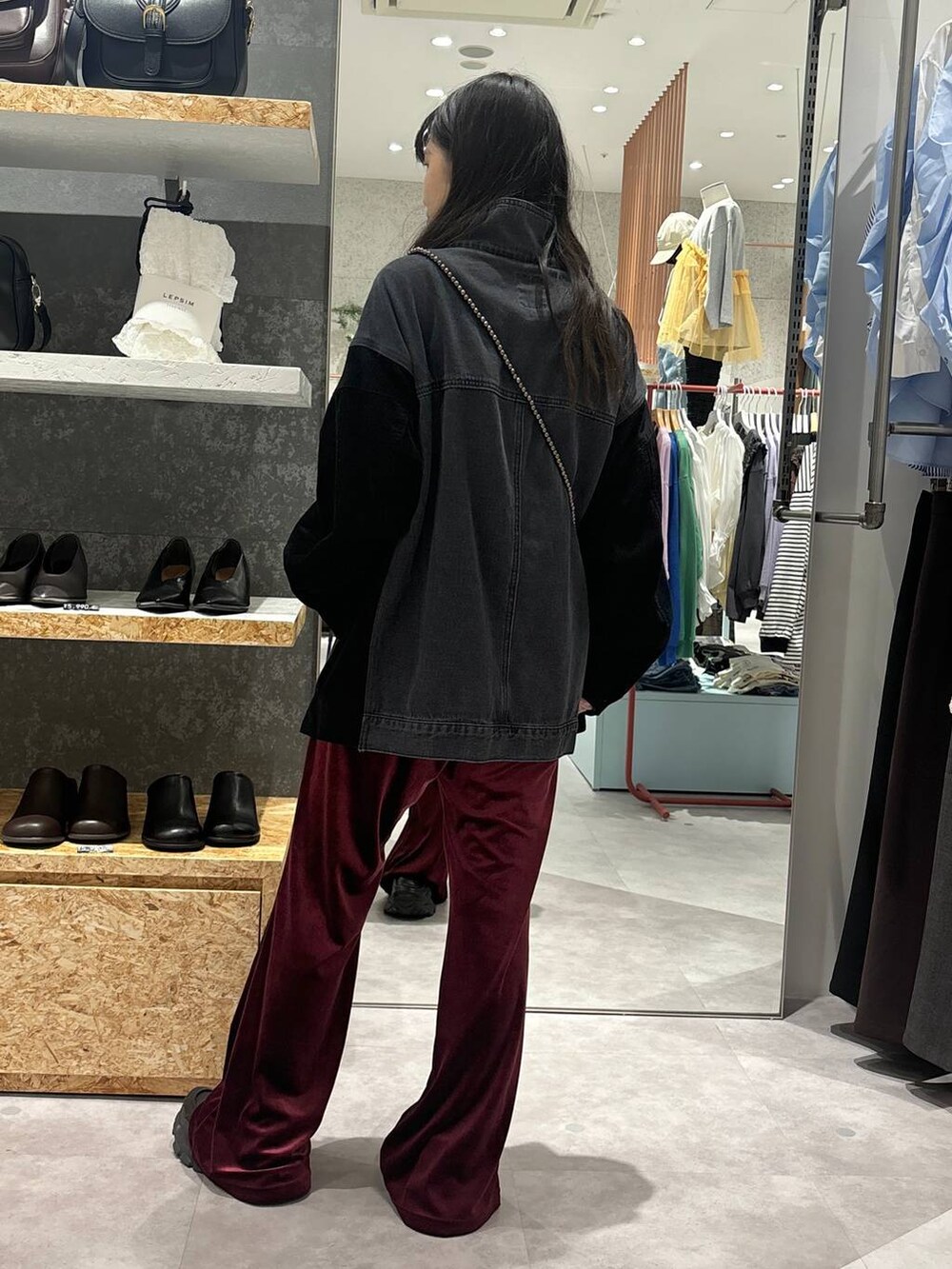 ブラック系のショルダーバッグ、レッド系のその他パンツ、ブラック系のローファーを着用したレディースの秋コーディネートの5枚目の写真