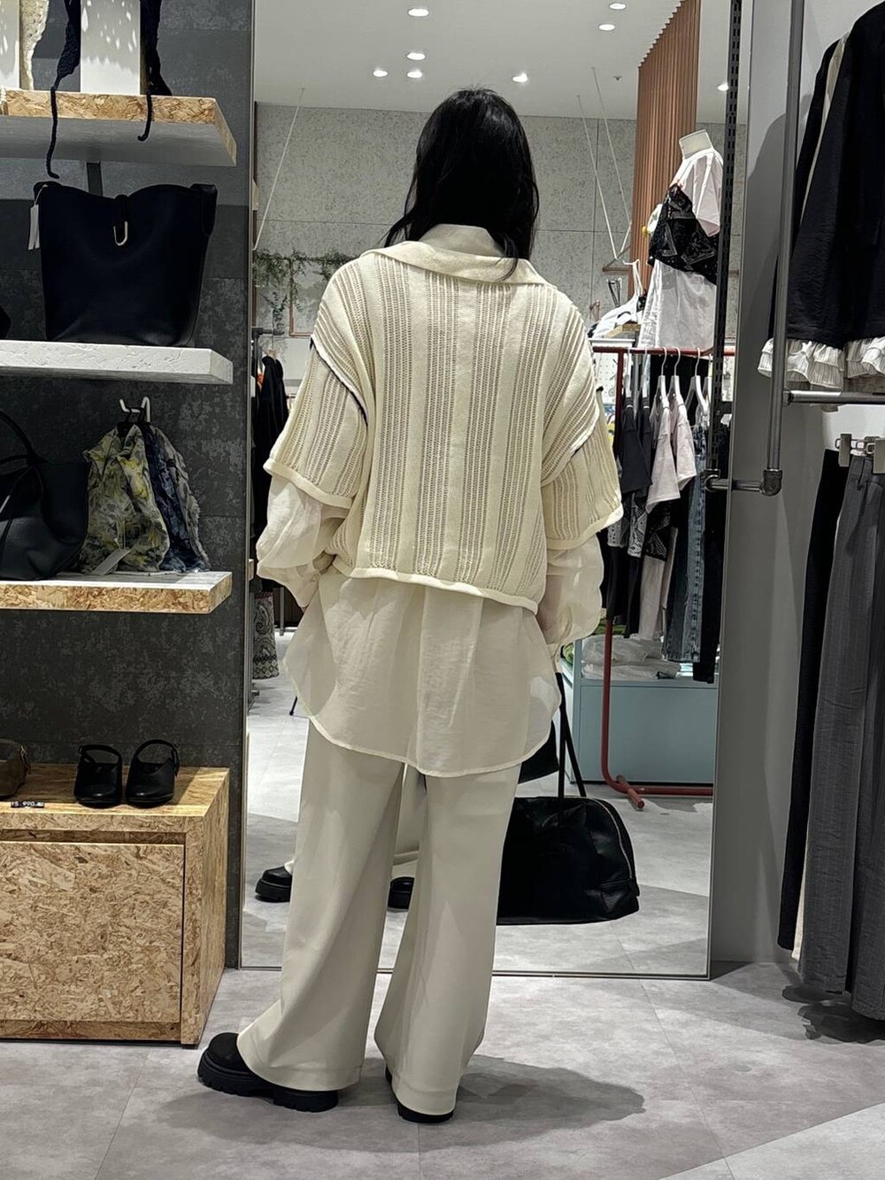 ホワイト系のシャツ/ブラウス、ブラック系のボストンバッグ、ブラック系のその他シューズを着用したレディースの春コーディネートの4枚目の写真