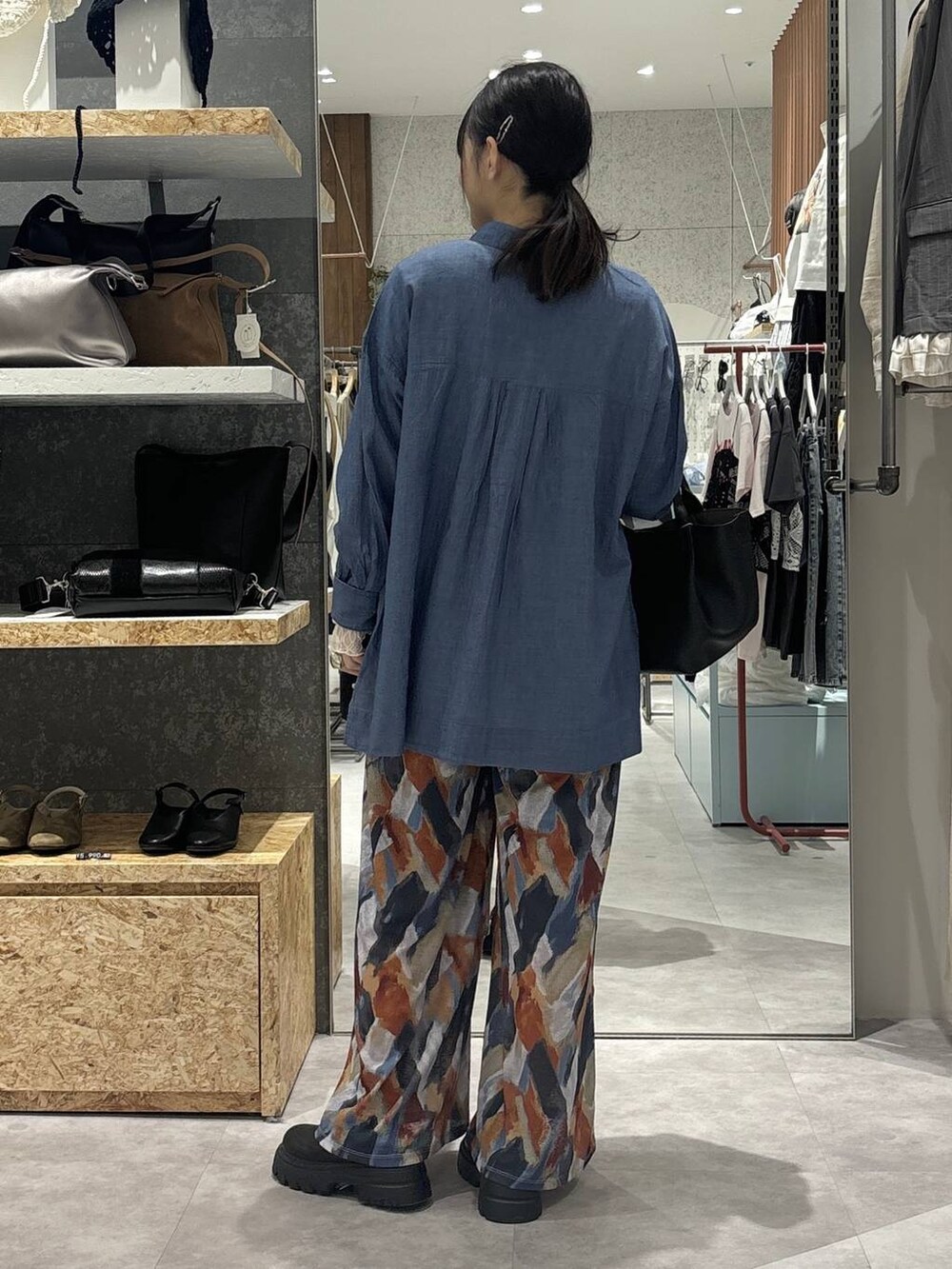 ブルー系のその他パンツ、ブラック系のその他シューズ、ホワイト系のシャツ/ブラウスを着用したレディースの春コーディネートの4枚目の写真