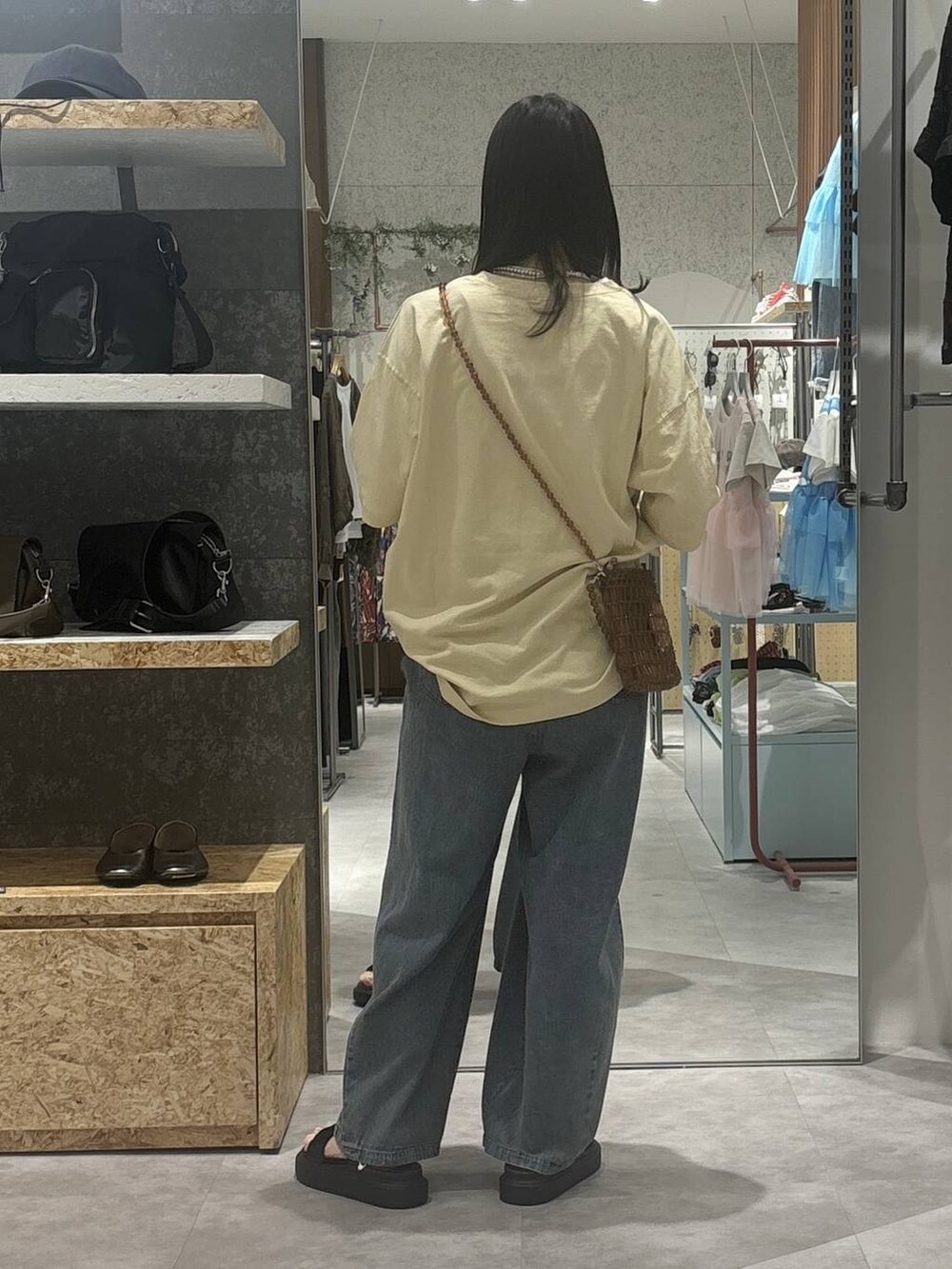 ブラック系のサンダル、ベージュ系のTシャツ/カットソー、ブラウン系のショルダーバッグを着用したレディースの春コーディネートの4枚目の写真